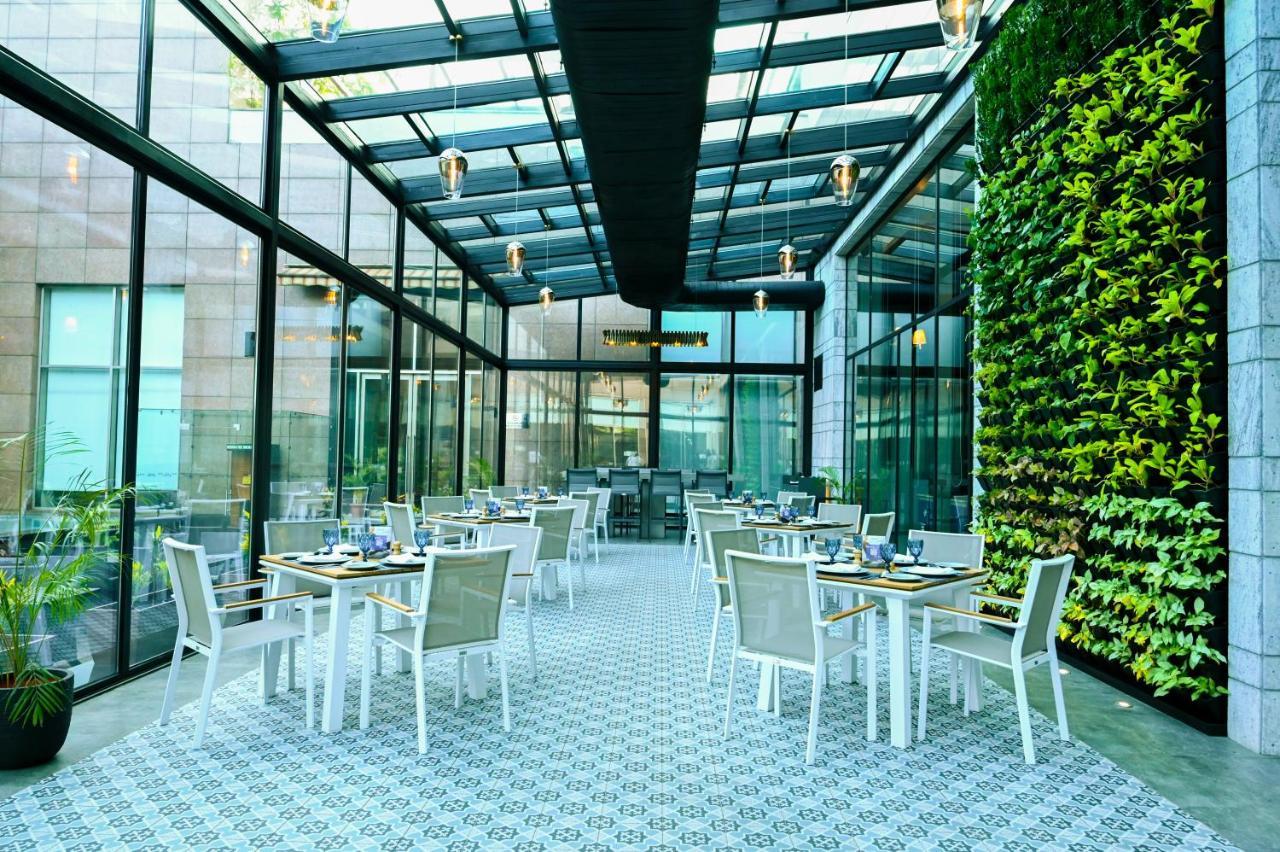 Radisson Blu Hotel Γουβαχάτι Εξωτερικό φωτογραφία The Terrace
