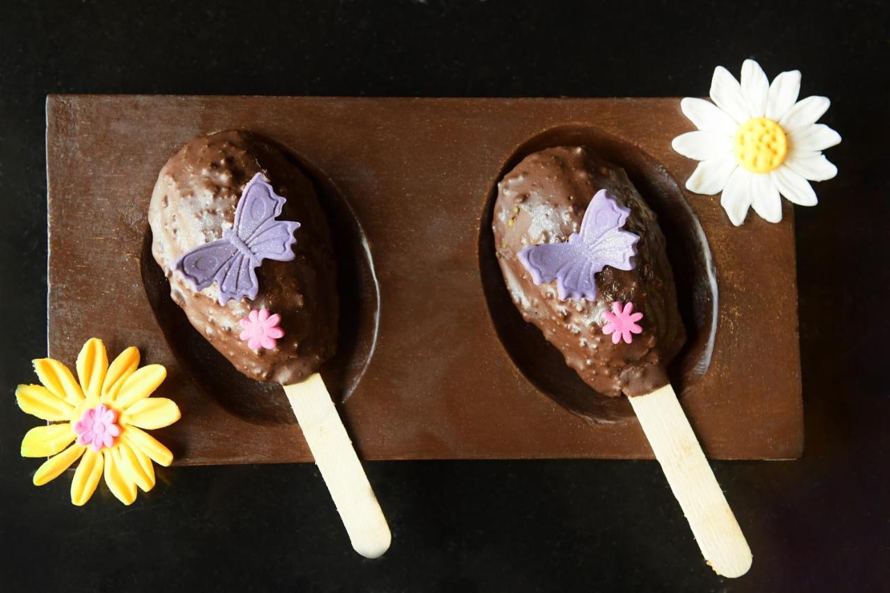 Radisson Blu Hotel Γουβαχάτι Εξωτερικό φωτογραφία Chocolate-covered marzipan