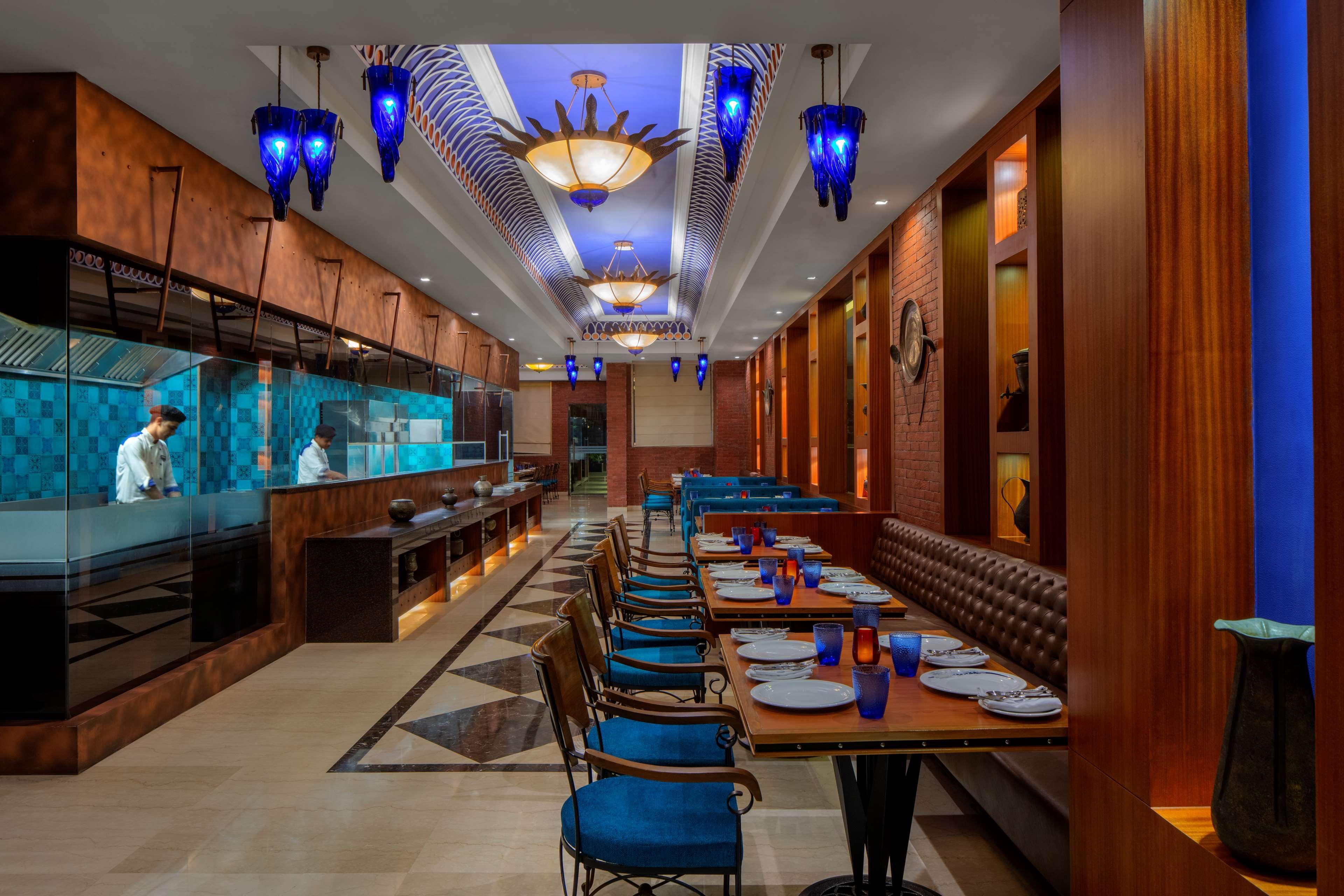 Radisson Blu Hotel Γουβαχάτι Εξωτερικό φωτογραφία The restaurant