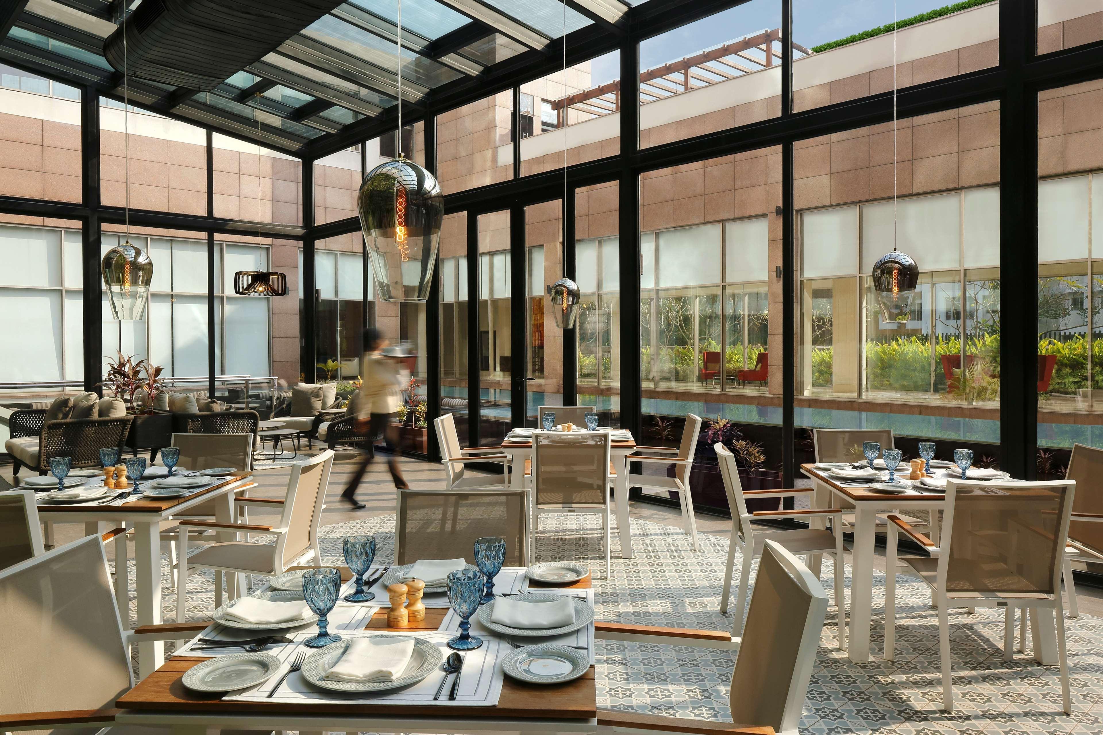 Radisson Blu Hotel Γουβαχάτι Εξωτερικό φωτογραφία The restaurant