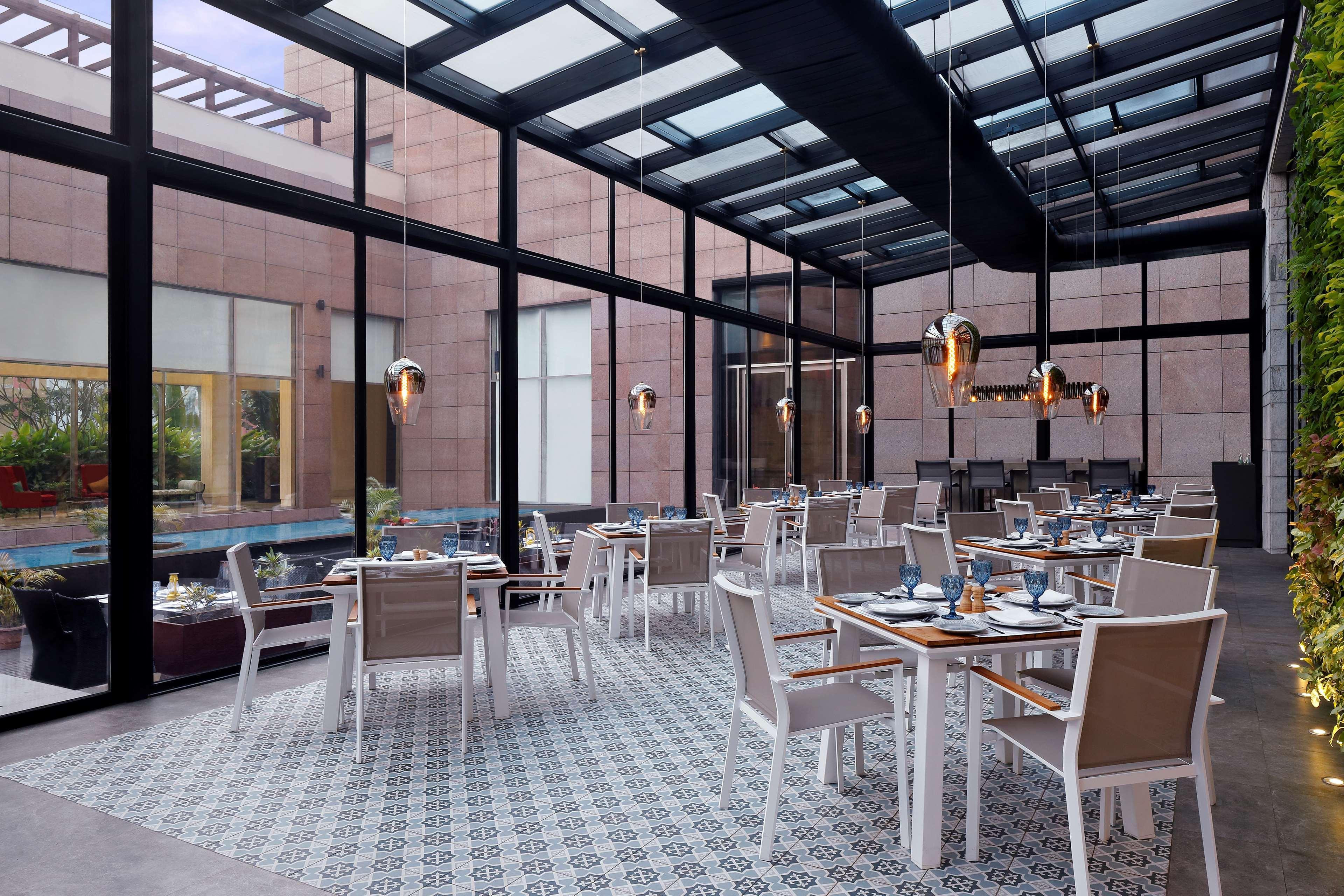 Radisson Blu Hotel Γουβαχάτι Εξωτερικό φωτογραφία The restaurant