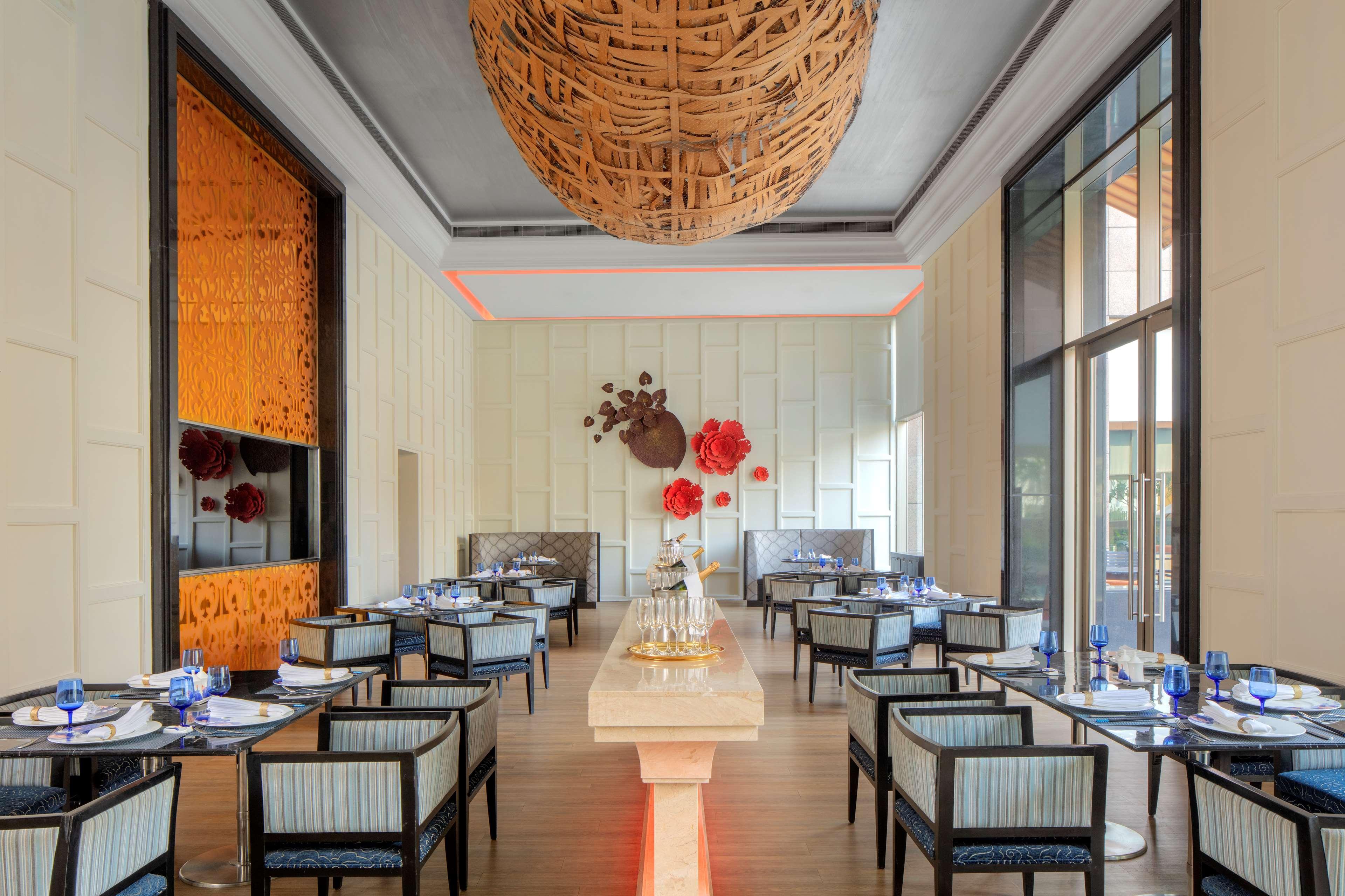 Radisson Blu Hotel Γουβαχάτι Εξωτερικό φωτογραφία The restaurant