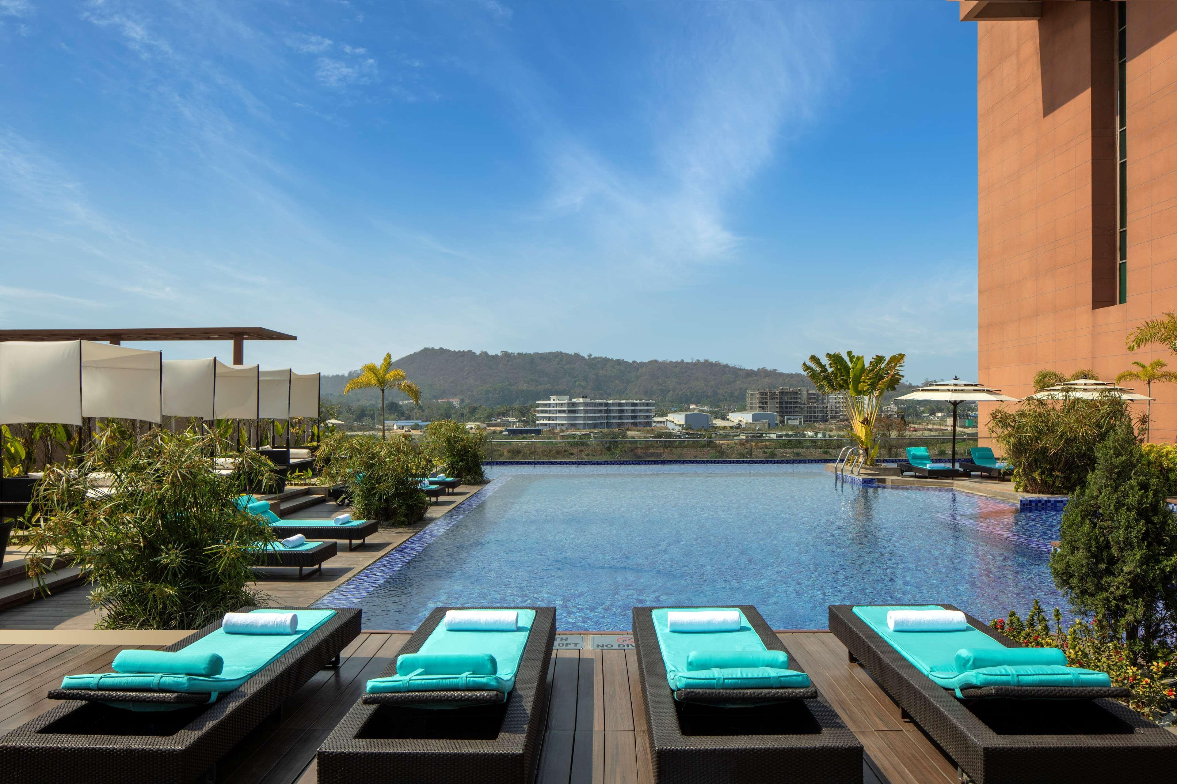 Radisson Blu Hotel Γουβαχάτι Εξωτερικό φωτογραφία The pool at the hotel