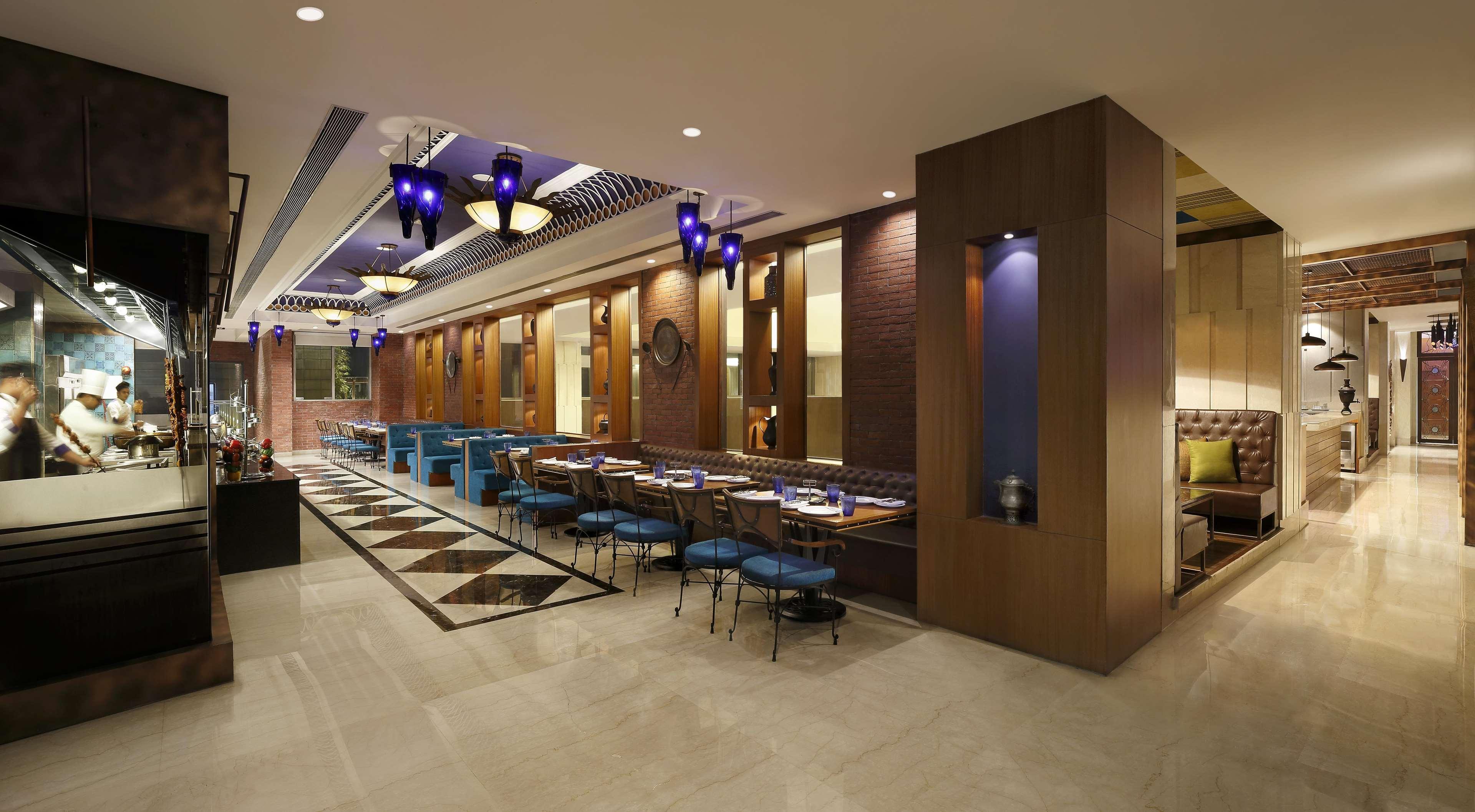 Radisson Blu Hotel Γουβαχάτι Εξωτερικό φωτογραφία The restaurant