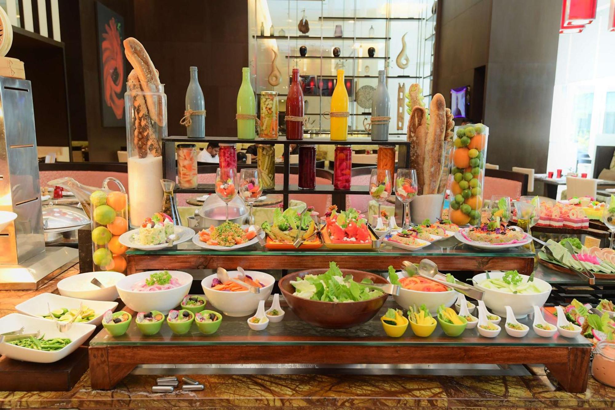 Radisson Blu Hotel Γουβαχάτι Εξωτερικό φωτογραφία A salad bar