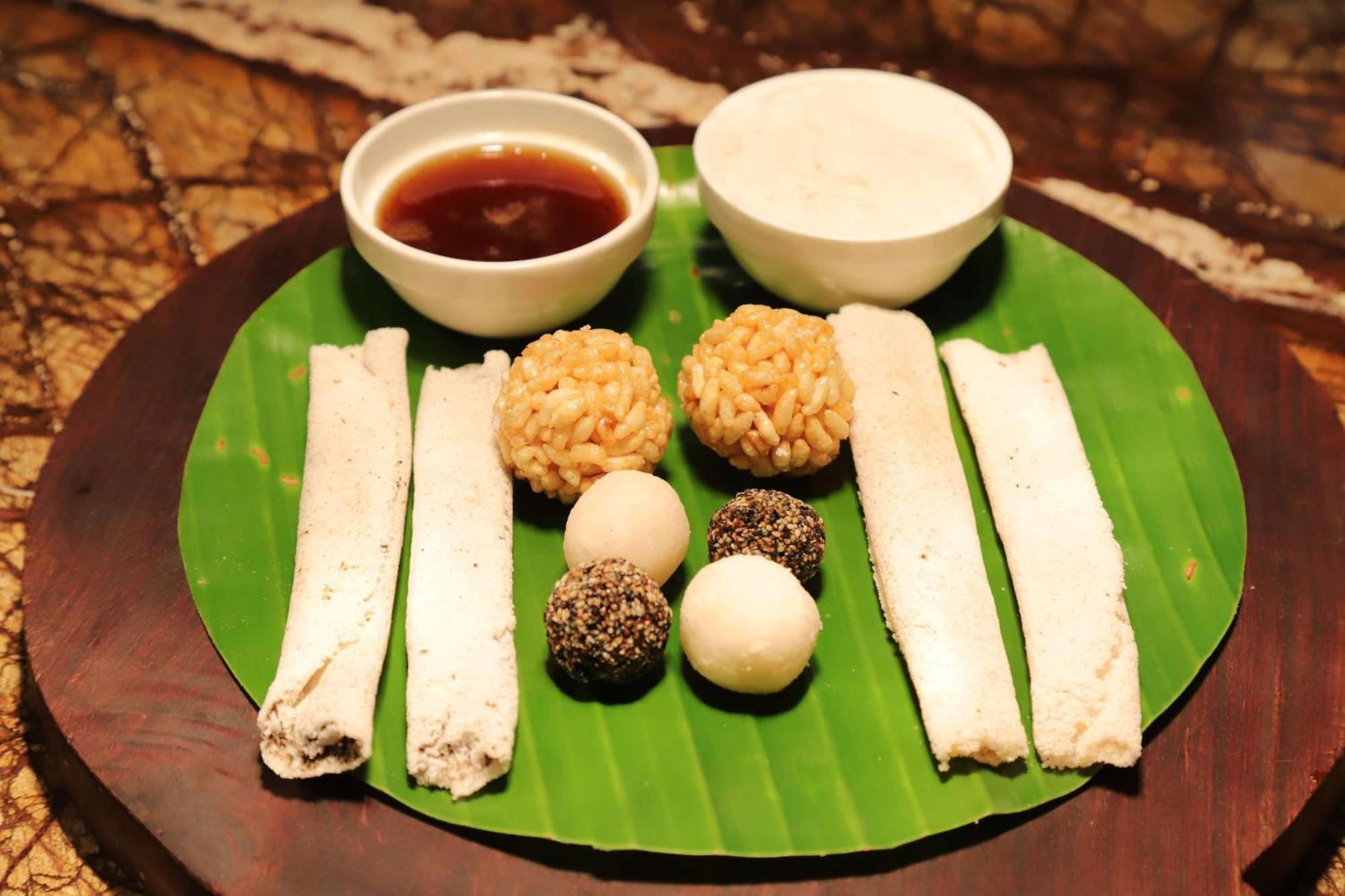 Radisson Blu Hotel Γουβαχάτι Εξωτερικό φωτογραφία A selection of traditional Indian sweets