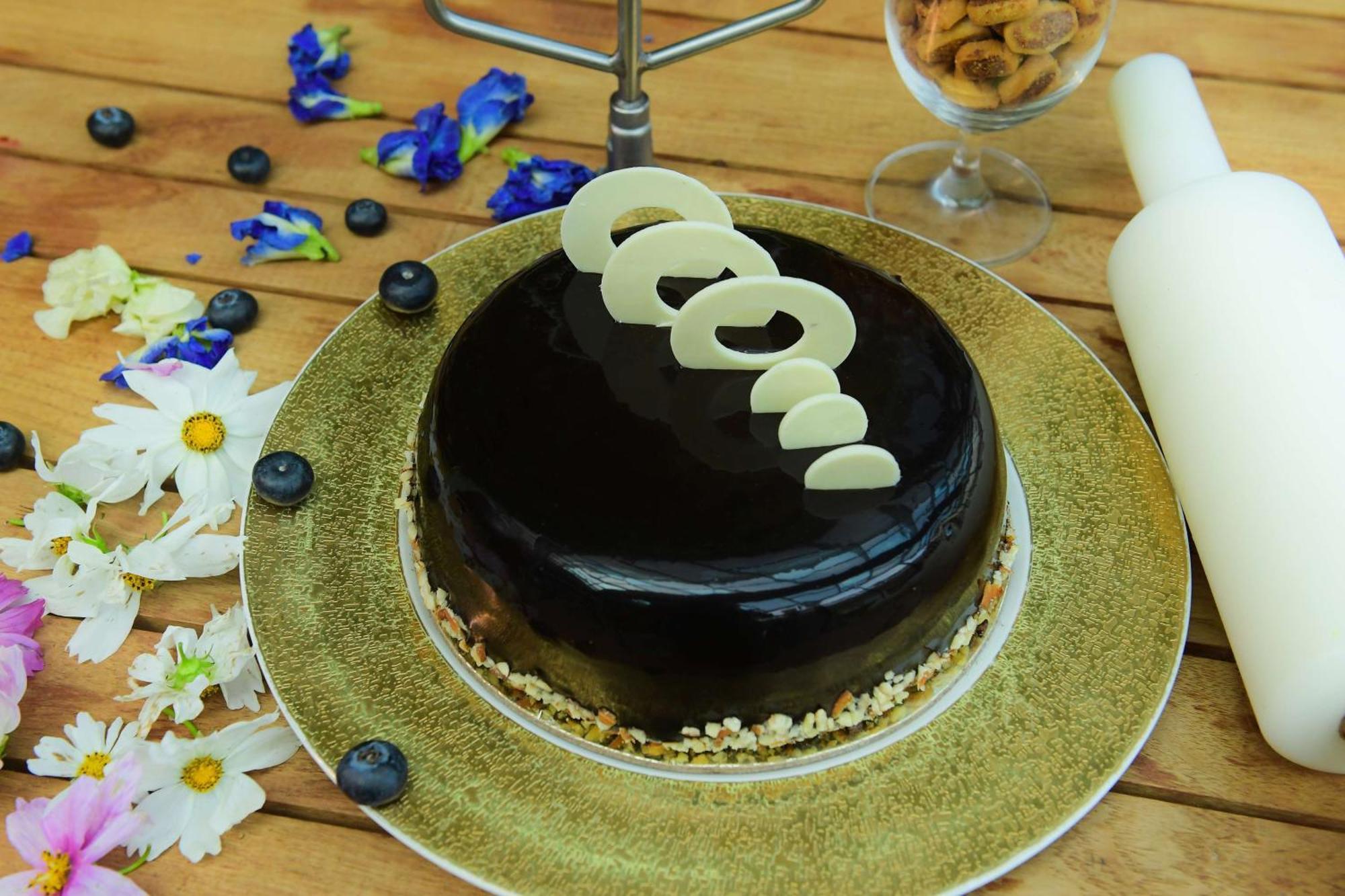 Radisson Blu Hotel Γουβαχάτι Εξωτερικό φωτογραφία A chocolate cake