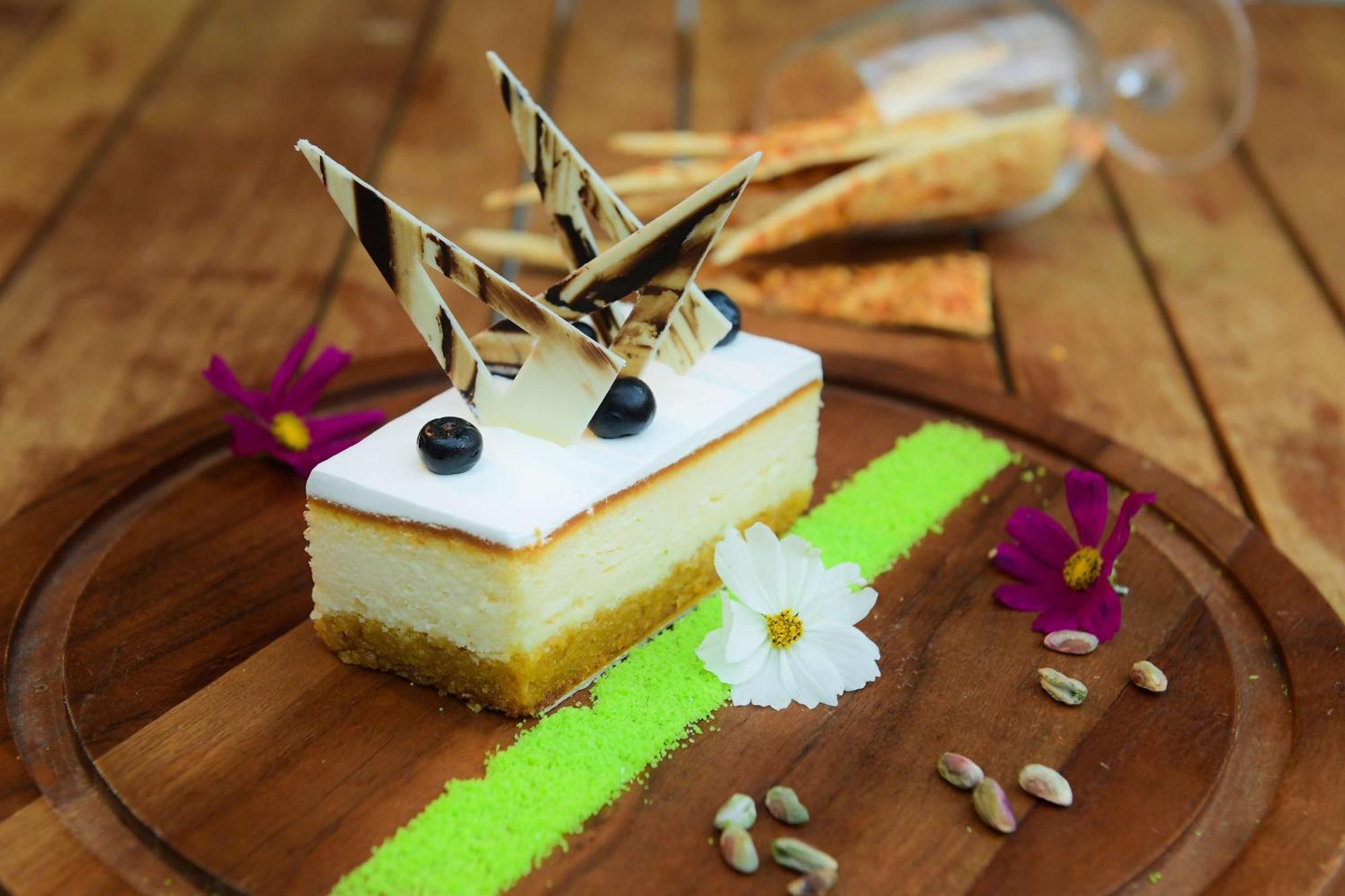 Radisson Blu Hotel Γουβαχάτι Εξωτερικό φωτογραφία A cheesecake