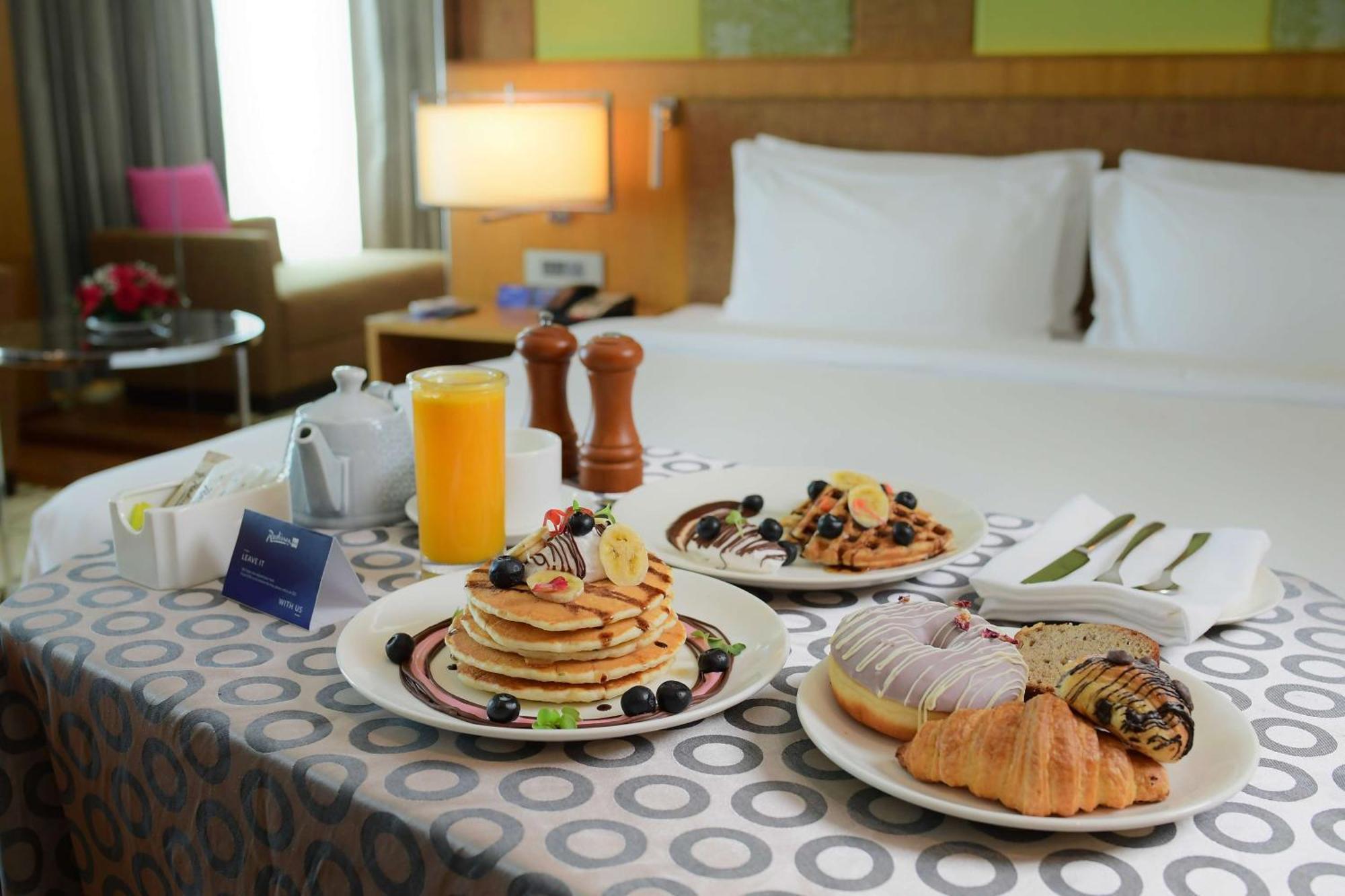 Radisson Blu Hotel Γουβαχάτι Εξωτερικό φωτογραφία Room service