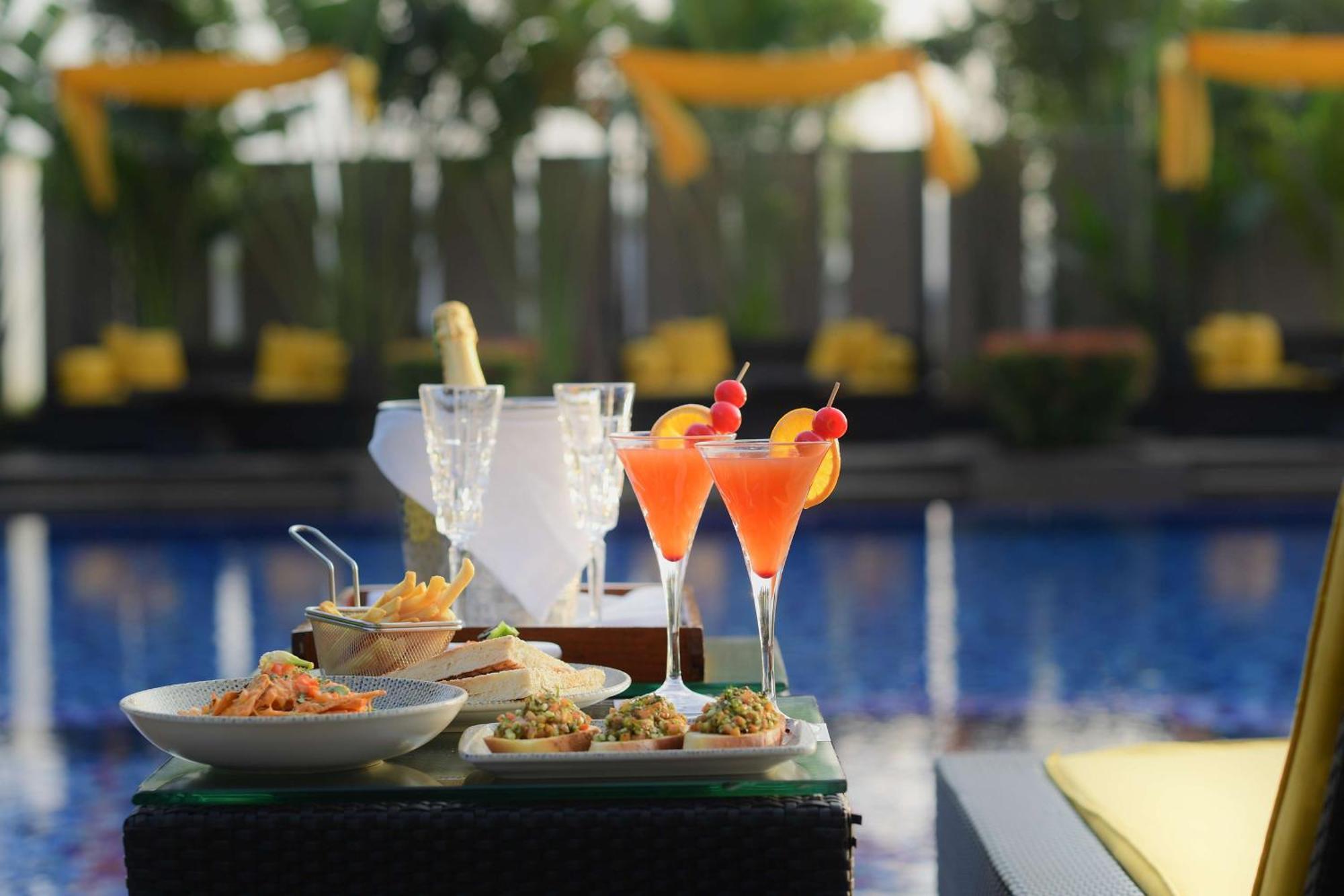 Radisson Blu Hotel Γουβαχάτι Εξωτερικό φωτογραφία Cocktails at the bar